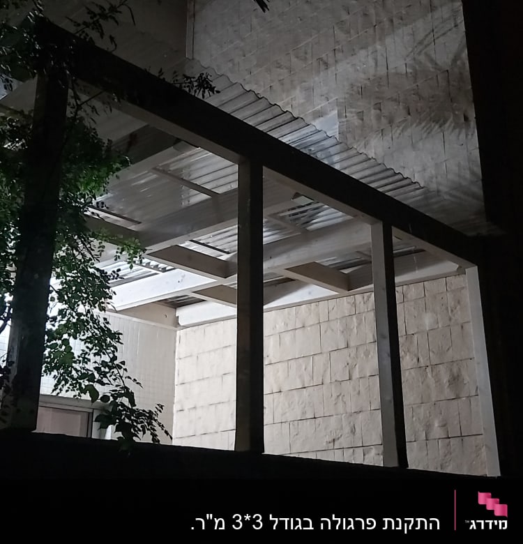 פרגולה מעץ עם גג פלסטיק שקוף בלילה